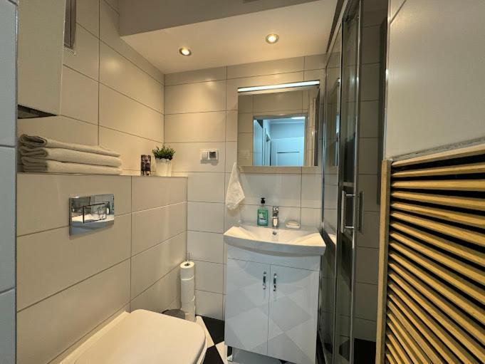 Апартаменты Przystanek Katowice Aleja Korfantego 8 Экстерьер фото